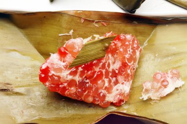 Endonezya aperatifi, sagoo, rendelenmiş hindistan cevizi ve şekerden yapılmış kue kipas, muz yaprağı ve buharla paketlenmiş..