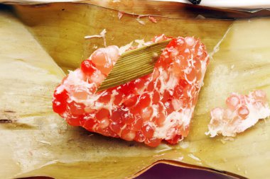 Endonezya aperatifi, sagoo, rendelenmiş hindistan cevizi ve şekerden yapılmış kue kipas, muz yaprağı ve buharla paketlenmiş..