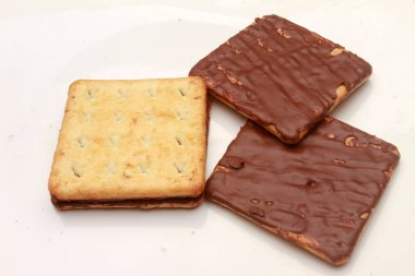 Bisküviler beyaz arka planda çikolata