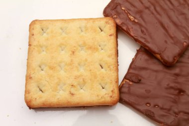 Bisküviler beyaz arka planda çikolata