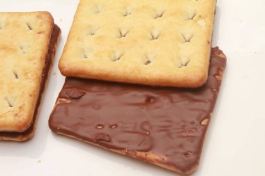 Beyaz arka planda bisküvi krakerleri çikolata