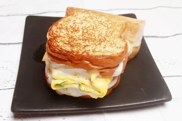 Sandviçi yumurta ve peynirle kapat.