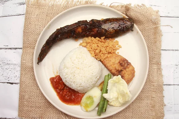 Тарелка Риса Рыбой Овощами Соусом Азиатская Еда — стоковое фото