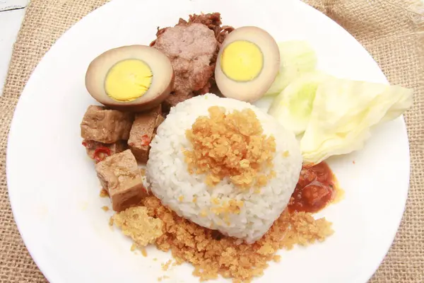 Sepiring Nasi Gudeg Dengan Telur Dan Saus — Stok Foto