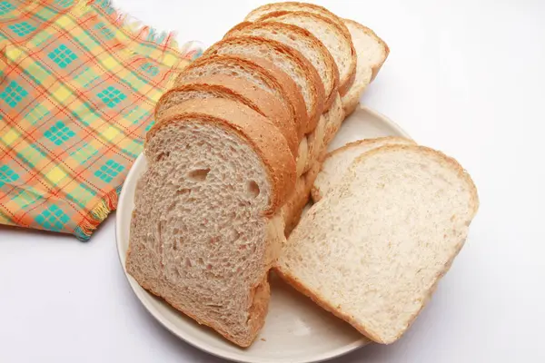 Frisch Gebackenes Brot Auf Weißem Teller — Stockfoto