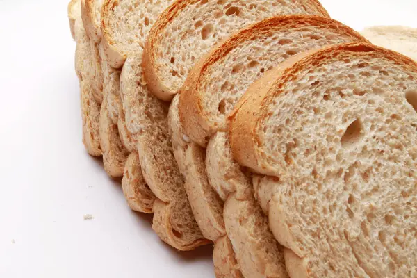 Taze kahverengi ekmek dilimleri, yakın plan.