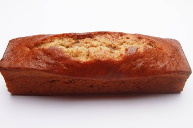 Ev yapımı muz pasta beyaz plaka üzerinde