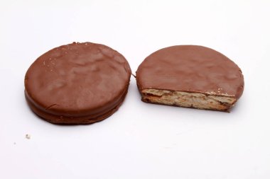 Beyaz arka planda izole edilmiş bir tabakta çikolatalı ve vanilyalı kek.