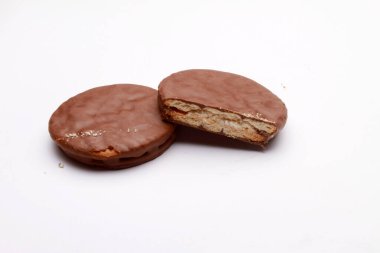 Beyaz arka planda çikolatalı bisküvi.