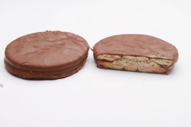 Beyaz arka planı olan iki çikolatalı kek.