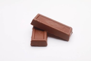 Beyaz arkaplanda çikolata