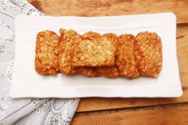 Bir tabak kızarmış tempeh.