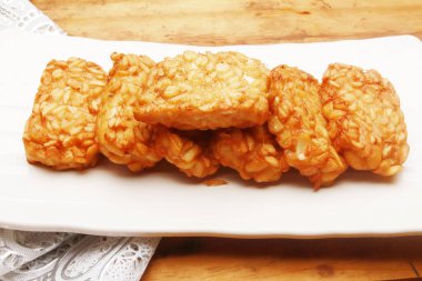 Bir tabak kızarmış tempeh.