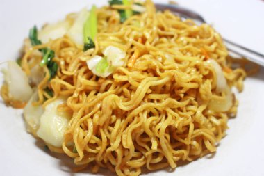 Bir tabak kızarmış erişte.