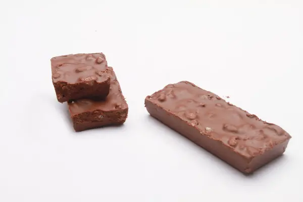 Chocoladereep Met Stukjes Chocolade Geïsoleerd Wit — Stockfoto