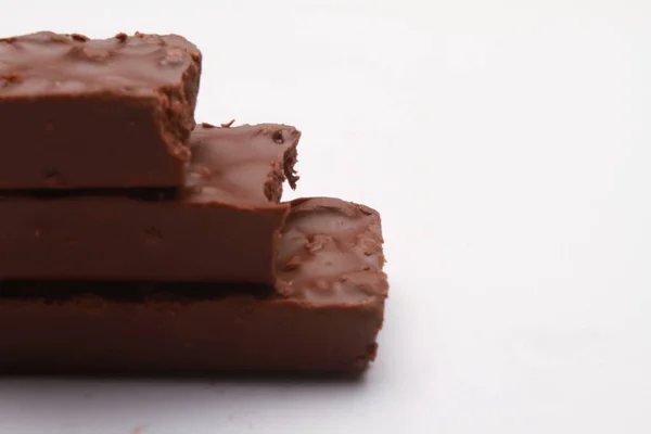 白い背景のチョコレートバー — ストック写真