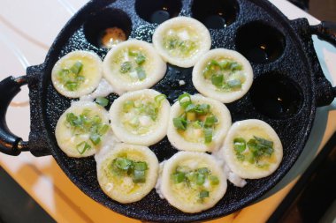 Sokak yemekleri, takoyaki pişirme, Japon yemekleri.