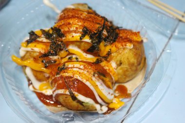 Bir tabak takoyaki, Japon yemeği.