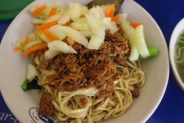 Bir kase tavuklu erişte, mie ayam. Asya mutfağı