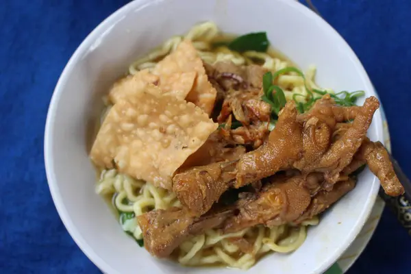 Skål Med Kyllingnudler Eller Kyllingnudler Asiatisk Mat – stockfoto
