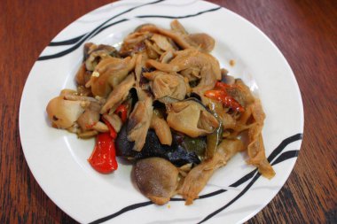 Bir tabak sote mantar.