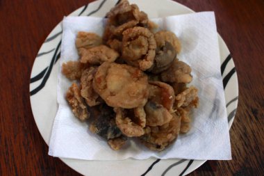 Bir tabak gevrek mantar.