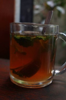 Bir bardak limon ve naneli çay.