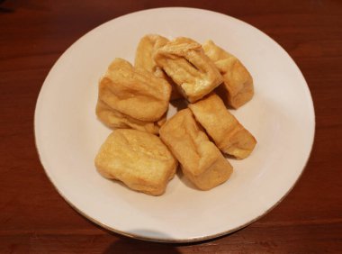 Bir tabak kızarmış tofu.