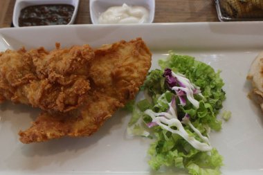 Tabakta çıtır tavuk.