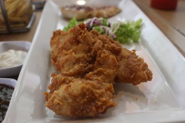 Tabakta çıtır tavuk.