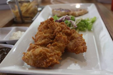 Tabakta çıtır tavuk.