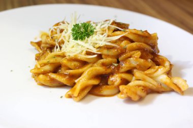 sosisli ve peynirli spagetti.