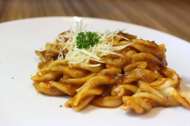 Tavuk ve mantarlı spagetti.