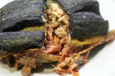 Etli ekmek ve tabakta sebze.