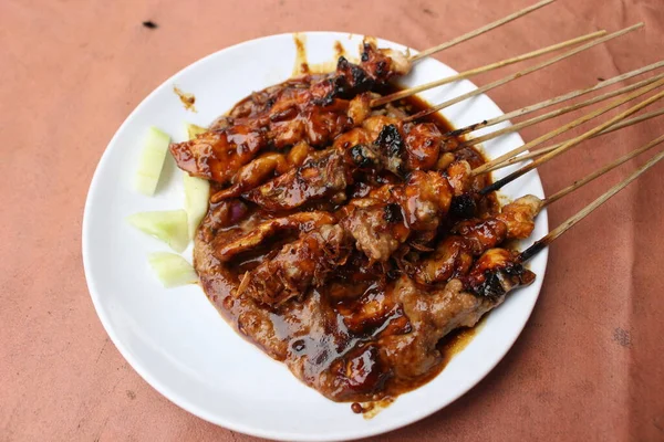 Тарелка Куриного Сатая Азиатская Еда — стоковое фото