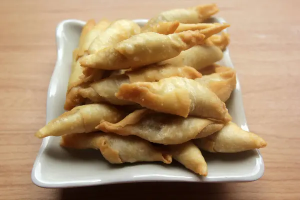 Bir tabak erimiş ya da muzlu kek, geleneksel Endonezya ekmeği.