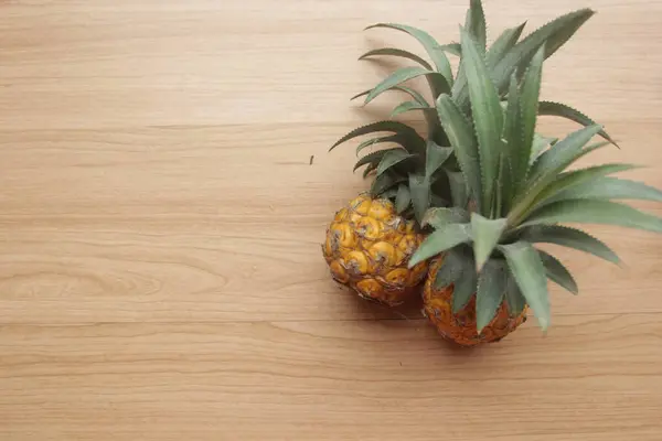 Frische Ananas Auf Holzgrund — Stockfoto