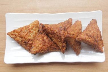 Tabakta kızarmış tempeh