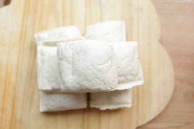 Ahşap masada çiğ tofu.
