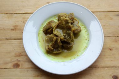 Bir tabak körili biftek.