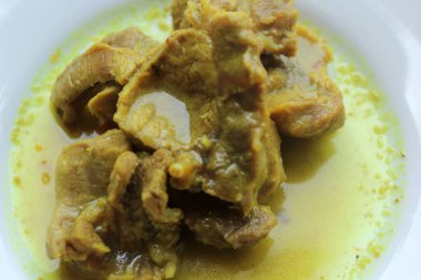 Bir tabak körili biftek.