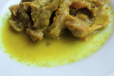 Bir tabak körili biftek.