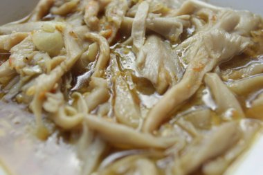 Masanın üzerinde bir kase sotelenmiş mantar.