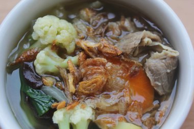 Masada bir kase et çorbası.