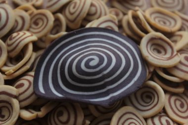 Gajah krakerlerini masaya koymak. Endonezya 'da geleneksel çerez