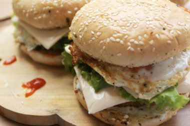 Ev yapımı burger peynirli