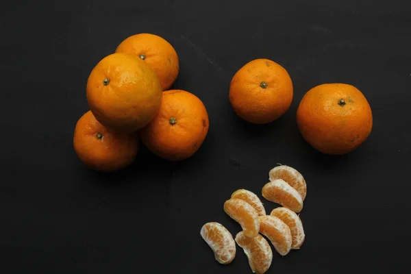 黒い背景にオレンジ — ストック写真