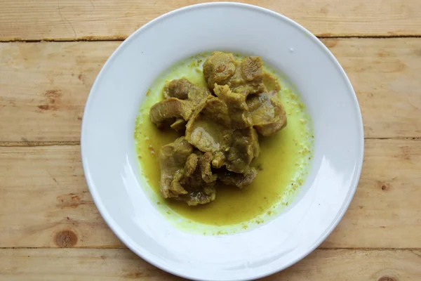 Bir tabak körili biftek.