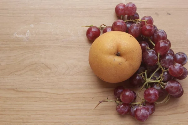 テーブルの上のブドウとリンゴ — ストック写真