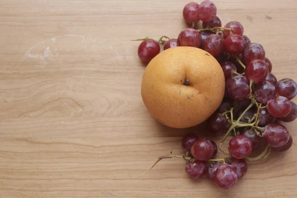 テーブルの上のリンゴとブドウ — ストック写真